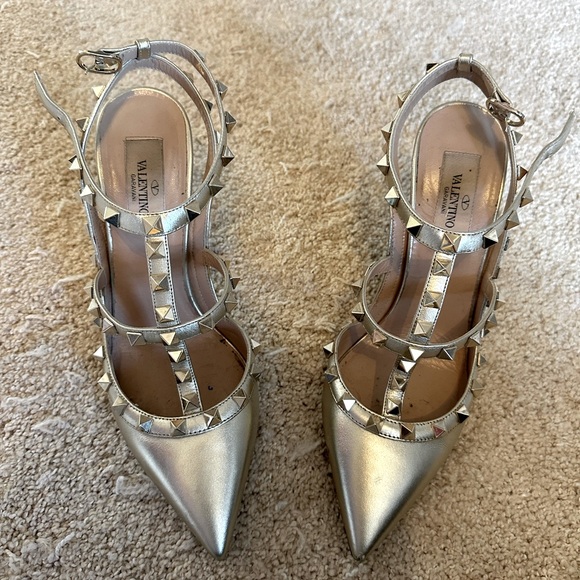 Valentino Garavani Shoes - Gold Valentino rock stud caged pump size 38